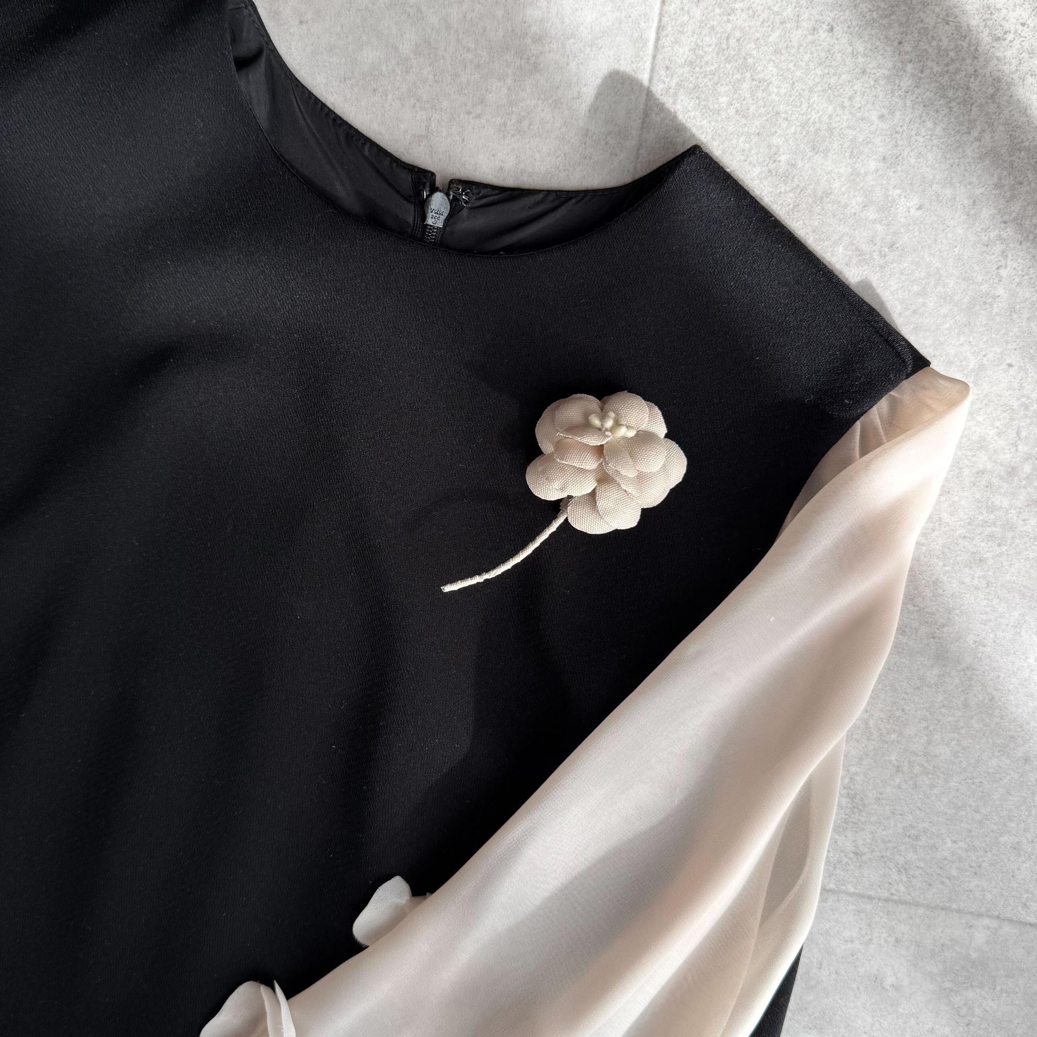 ベージュ平面カメリア| 布花ブローチ　小ぶりでシンプルなコサージュ　ナチュラル　フォーマル　卒業式　入学式　誕生1枚目の画像