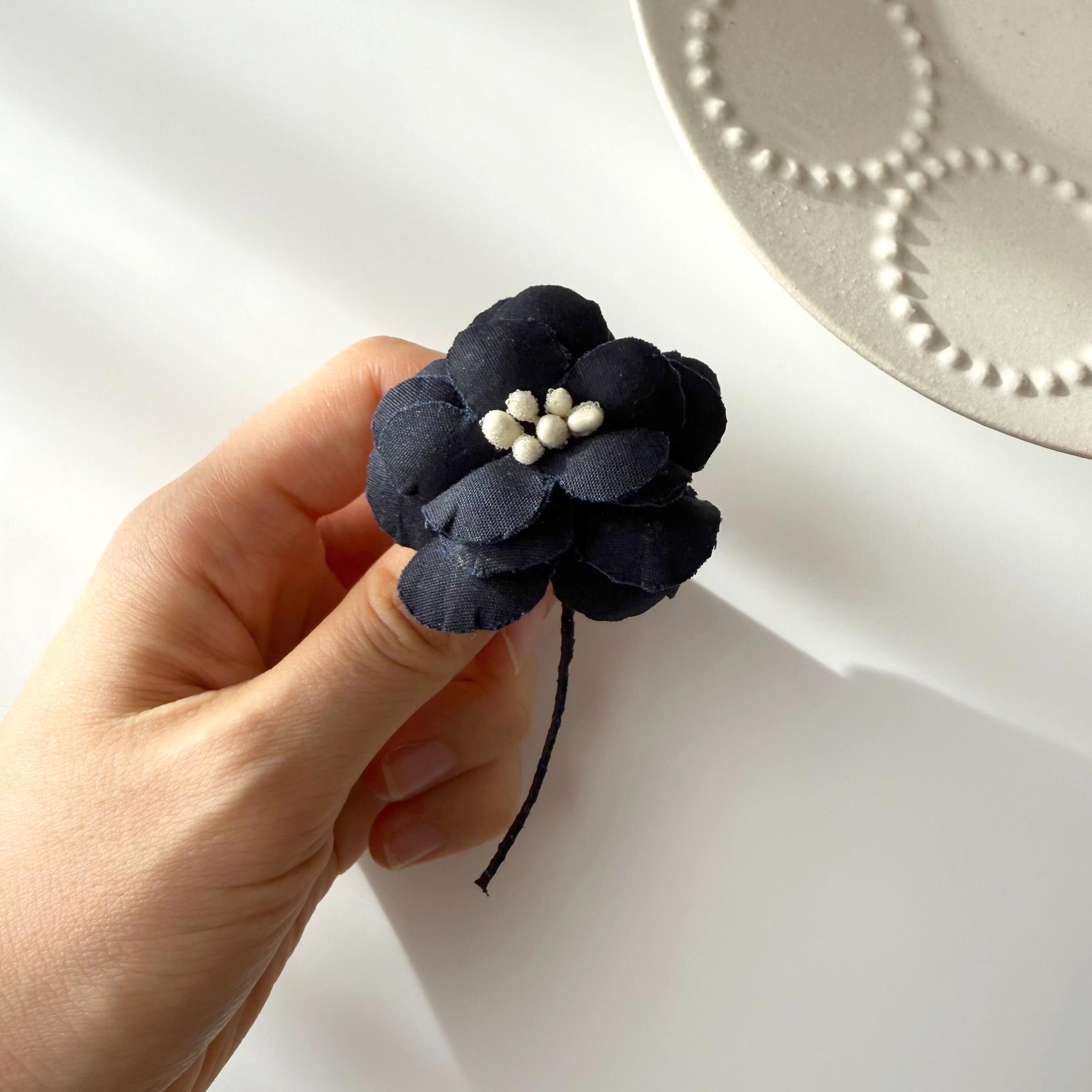 ネイビー平面カメリア| 布花ブローチ　小ぶりでシンプルなコサージュ　ナチュラル　フォーマル　卒業式　入学式　誕生1枚目の画像