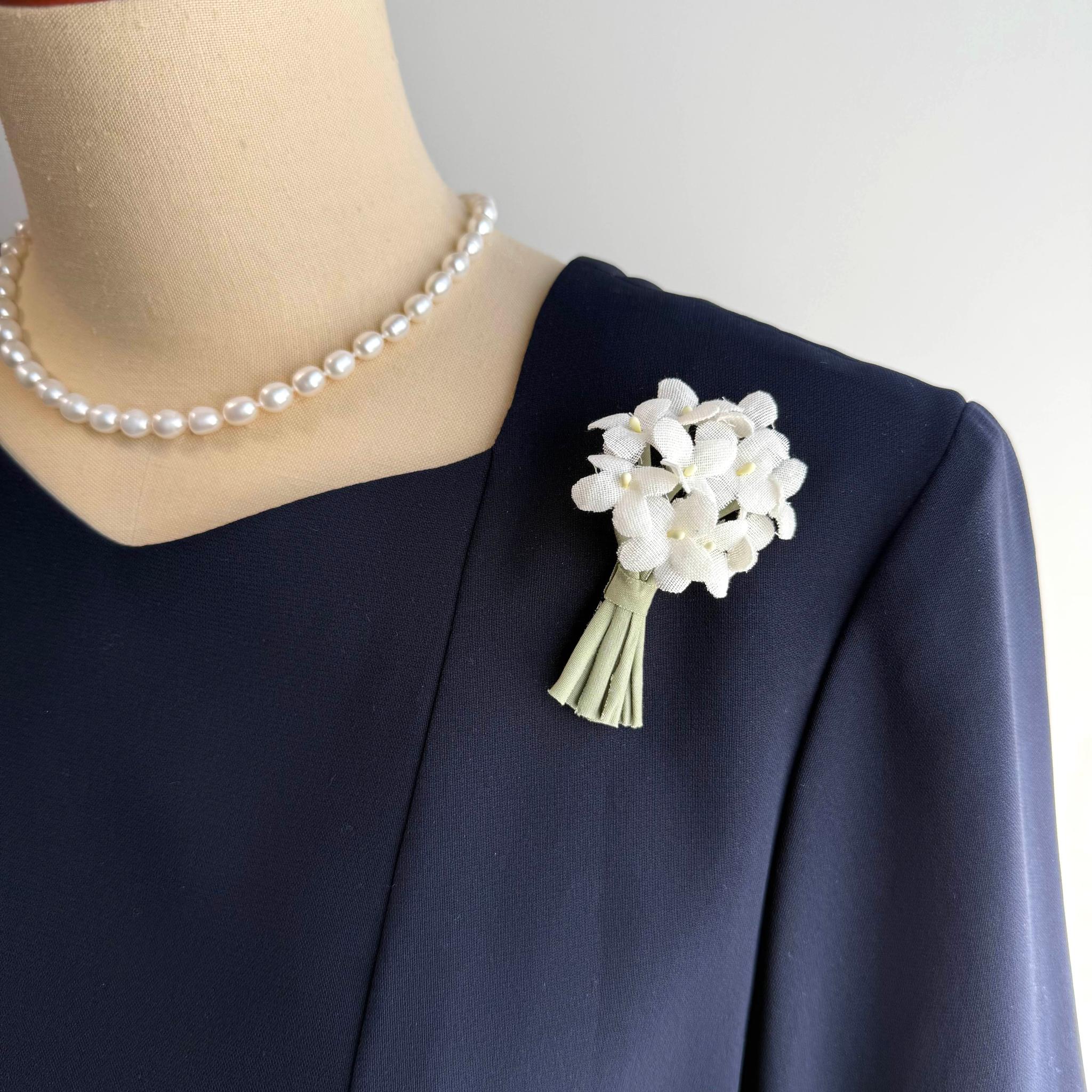 アジサイのホワイトグリーン花束| 布花ブローチ　小ぶりでシンプルなコサージュ　ナチュラル　フォーマル　卒業式　入学式1枚目の画像