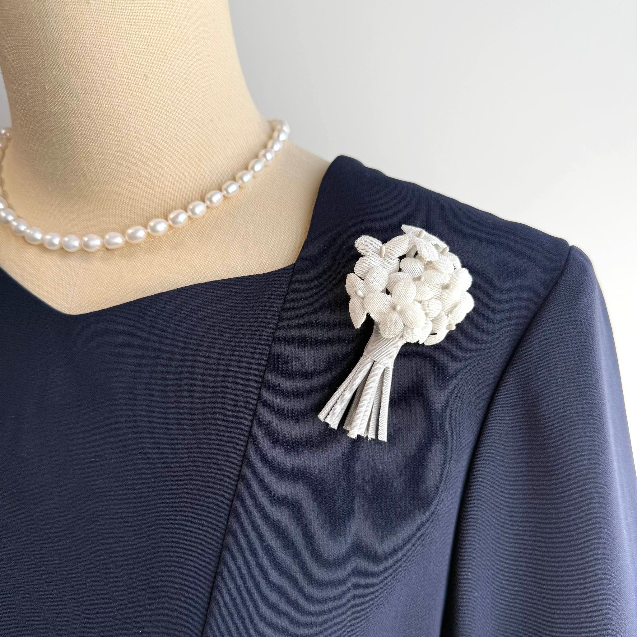 アジサイのホワイトグレー花束| 布花ブローチ　小ぶりでシンプルなコサージュ　ナチュラル　フォーマル　卒業式　入1枚目の画像