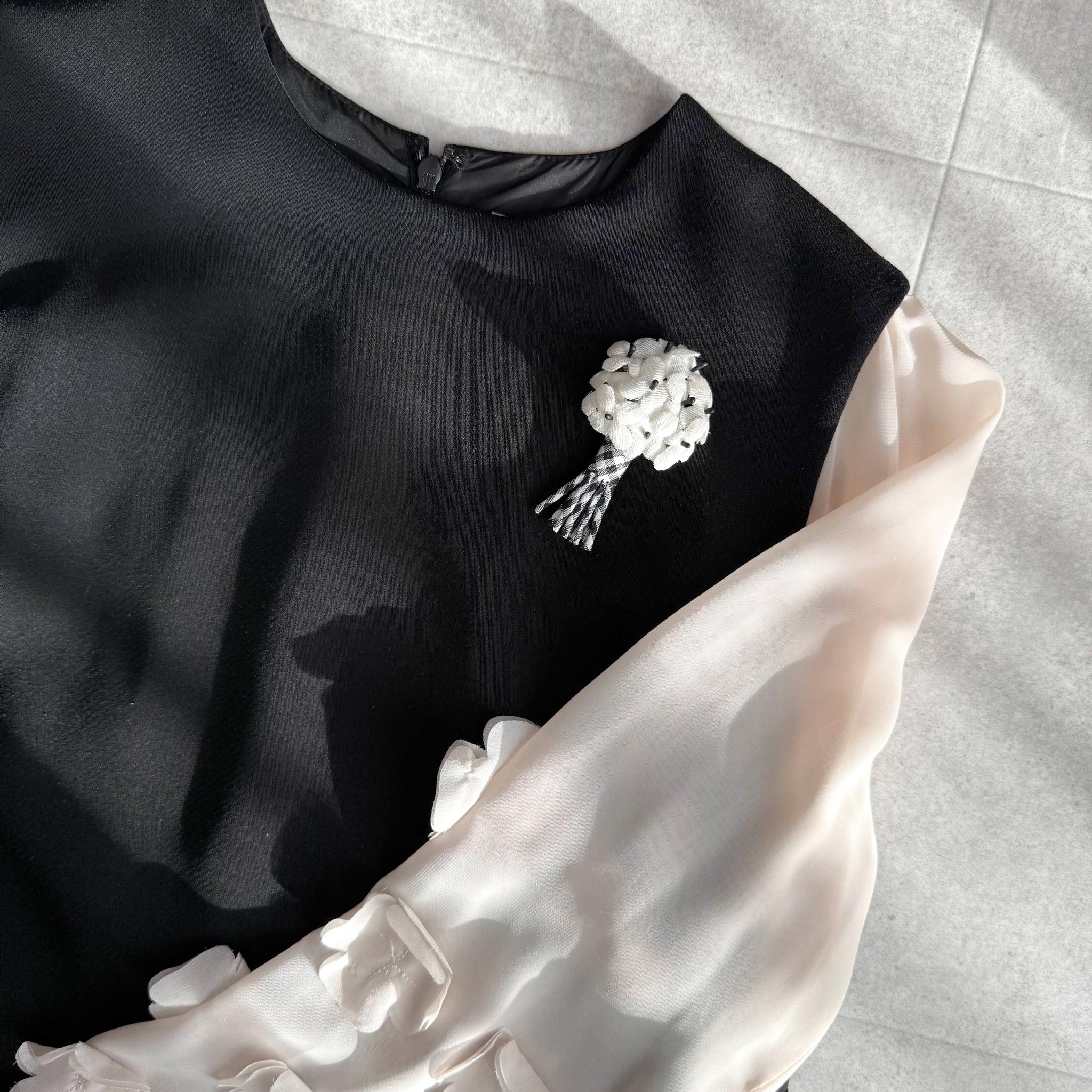 アジサイのホワイトチェック花束| 布花ブローチ　小ぶりでシンプルなコサージュ　ナチュラル　フォーマル　卒業式　入1枚目の画像