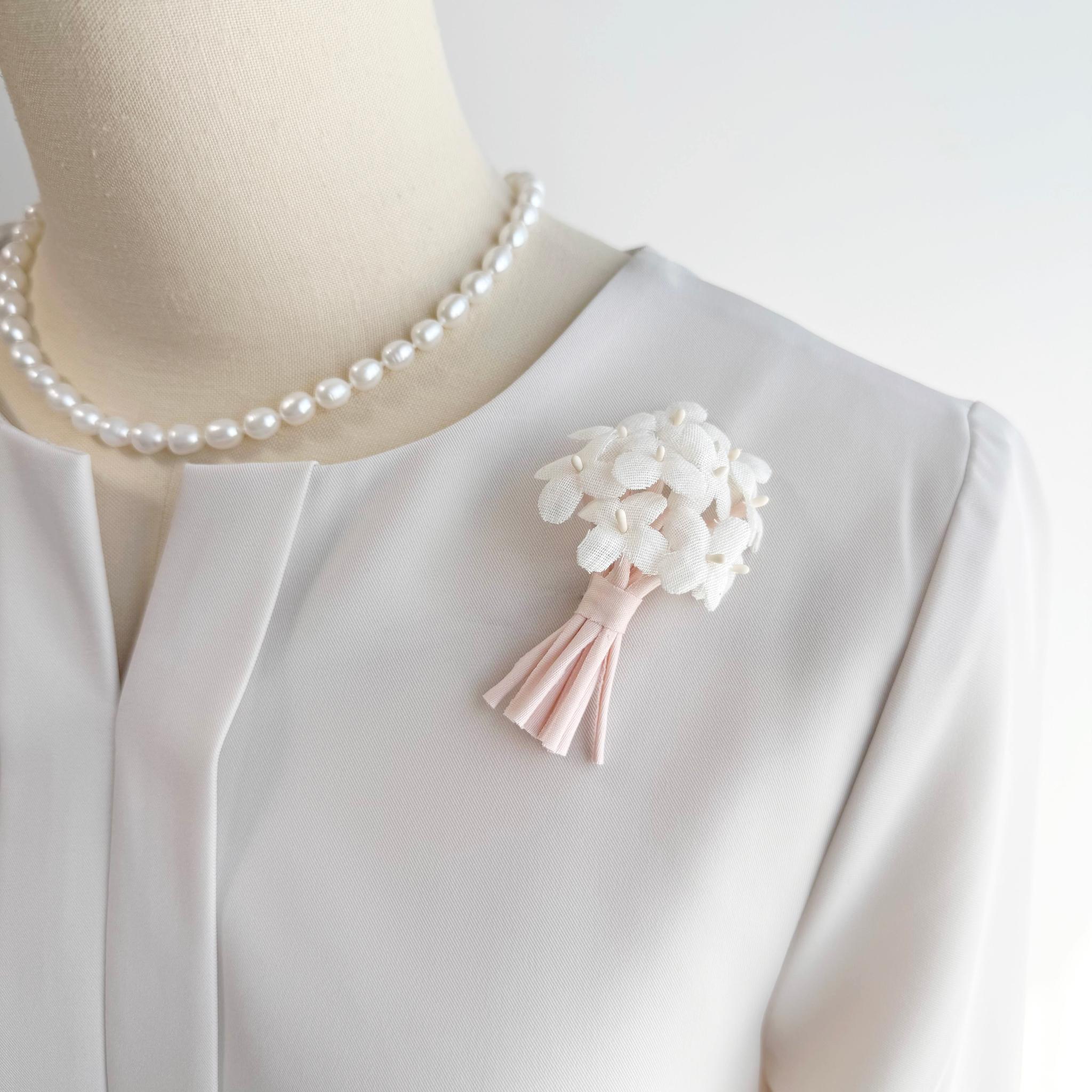 アジサイのホワイトピンク花束| 布花ブローチ　小ぶりでシンプルなコサージュ　ナチュラル　フォーマル　卒業式　入1枚目の画像