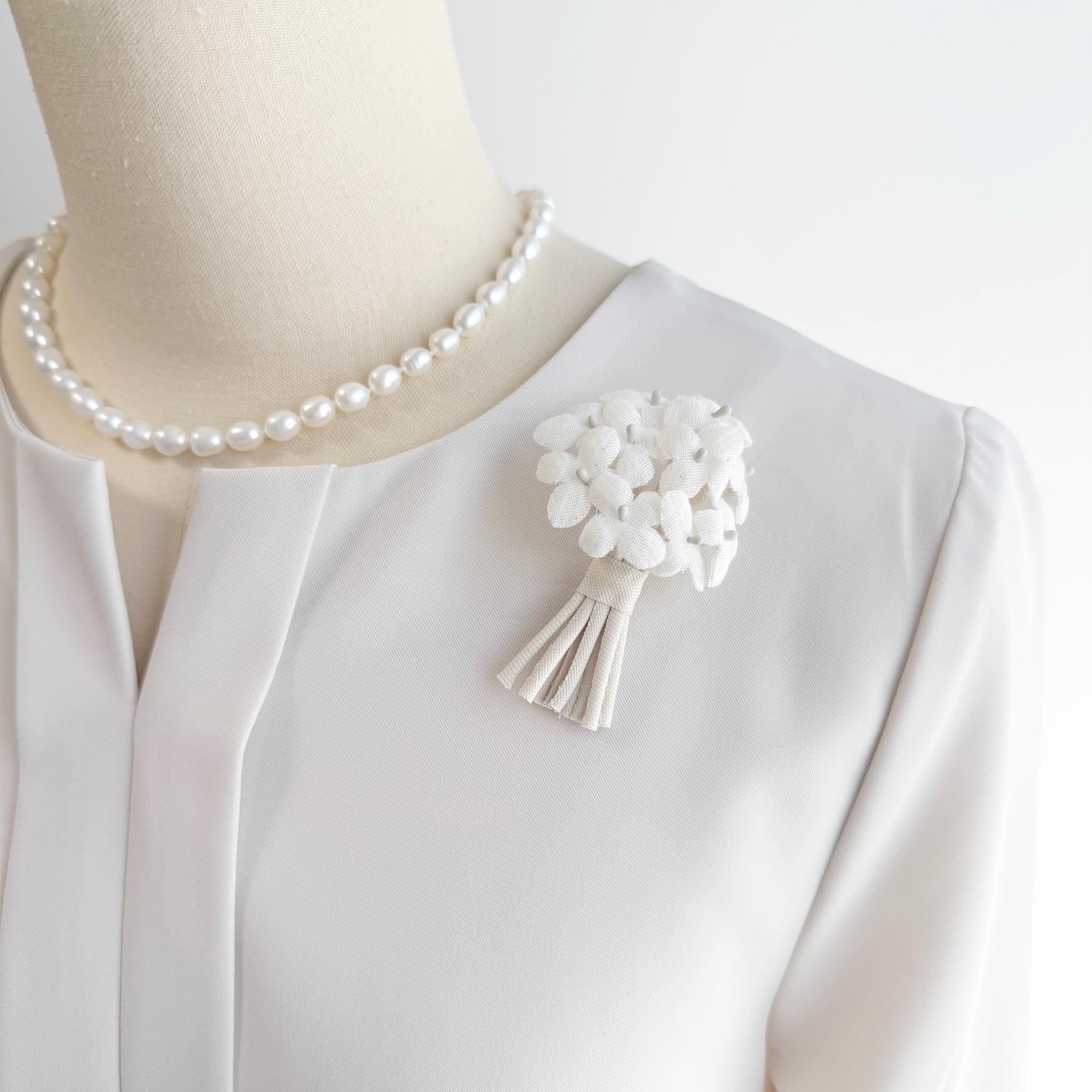 アジサイのホワイトベージュ花束| 布花ブローチ　小ぶりでシンプルなコサージュ　ナチュラル　フォーマル　卒業式　入1枚目の画像