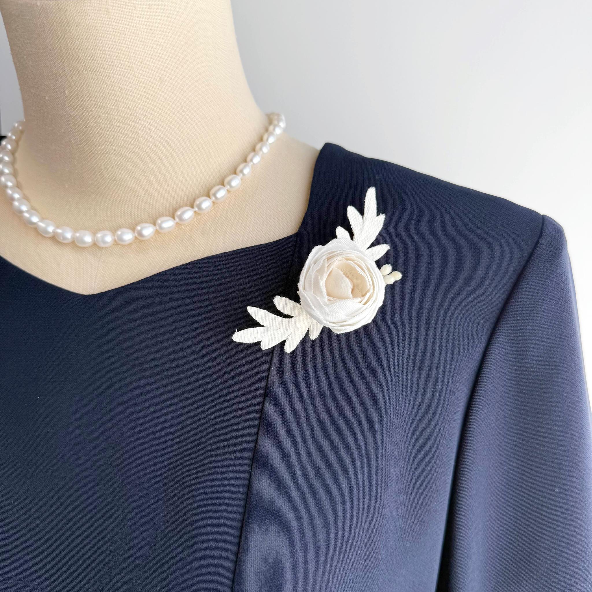 葉っぱとナンキュラス| 布花ブローチ　小ぶりでシンプルなコサージュ　ナチュラル　フォーマル　卒業式　入学式1枚目の画像