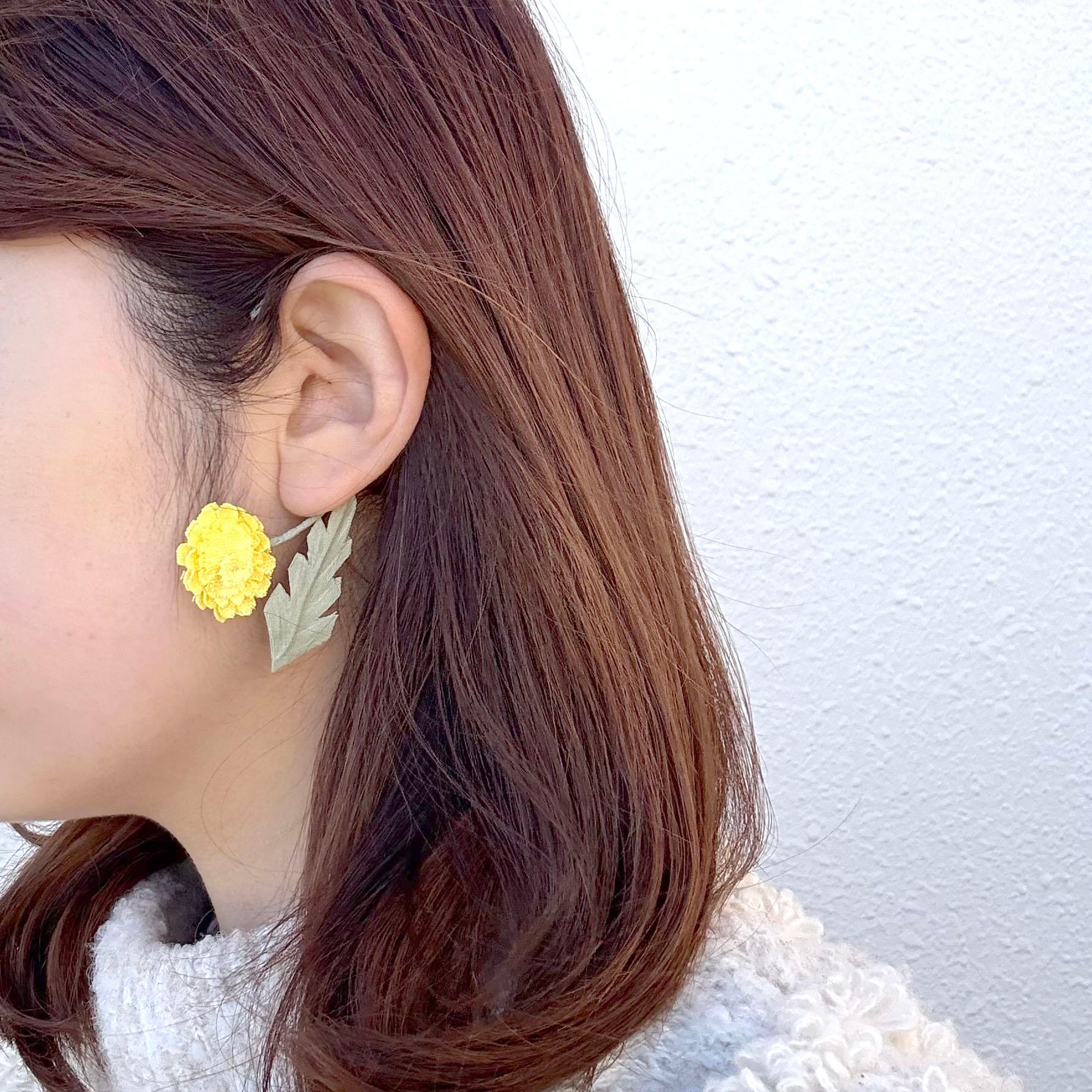 タンポポ❤︎ 布花イヤーフック　誕生花　シンプル　北欧　たんぽぽ　イヤーカフ　ピアス　イヤリング　フラワー　ナチュラル1枚目の画像