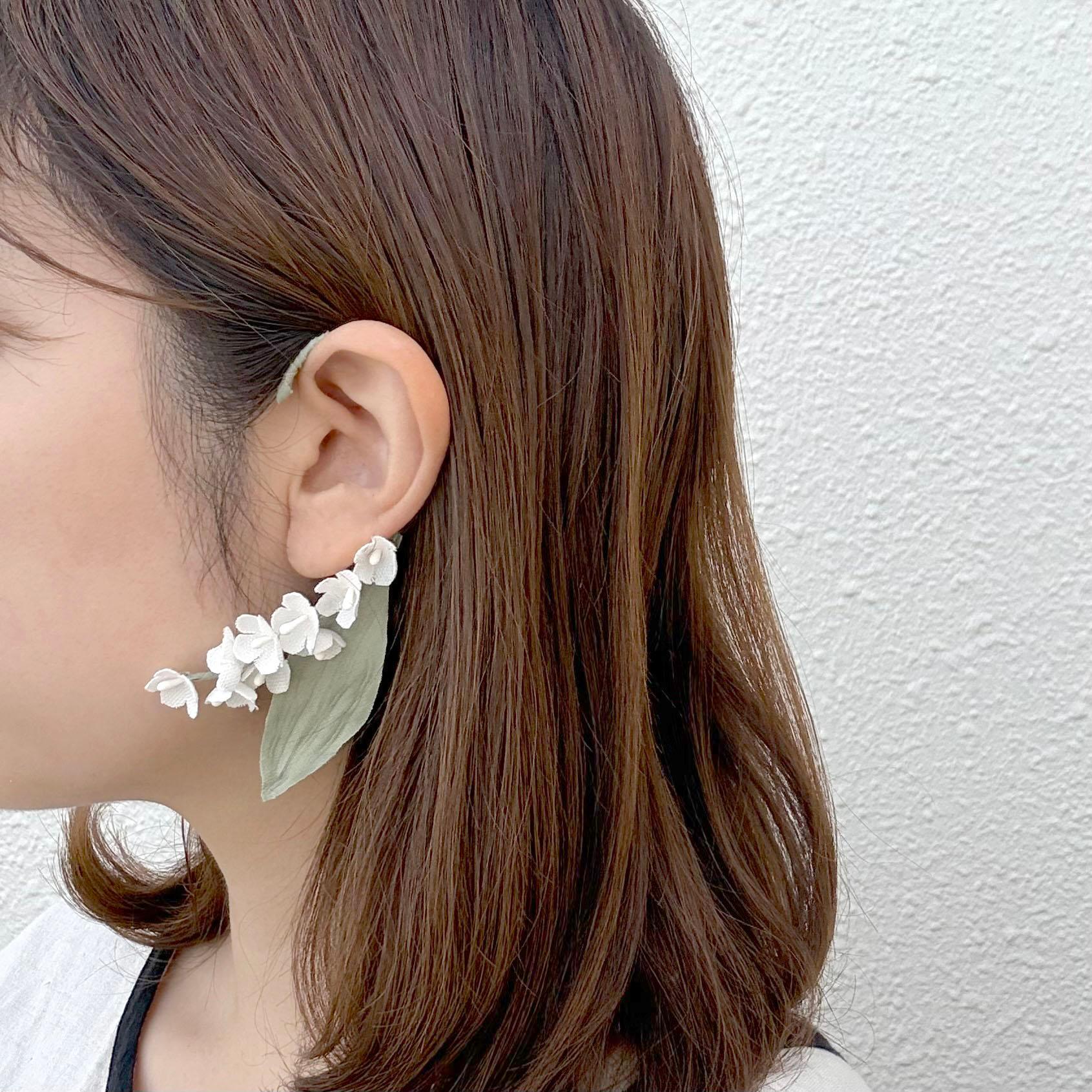 スズラン❤︎ 布花イヤーフック　誕生花　北欧　すずらん　イヤーカフ　ピアス　イヤリング　フラワー　ナチュラル1枚目の画像