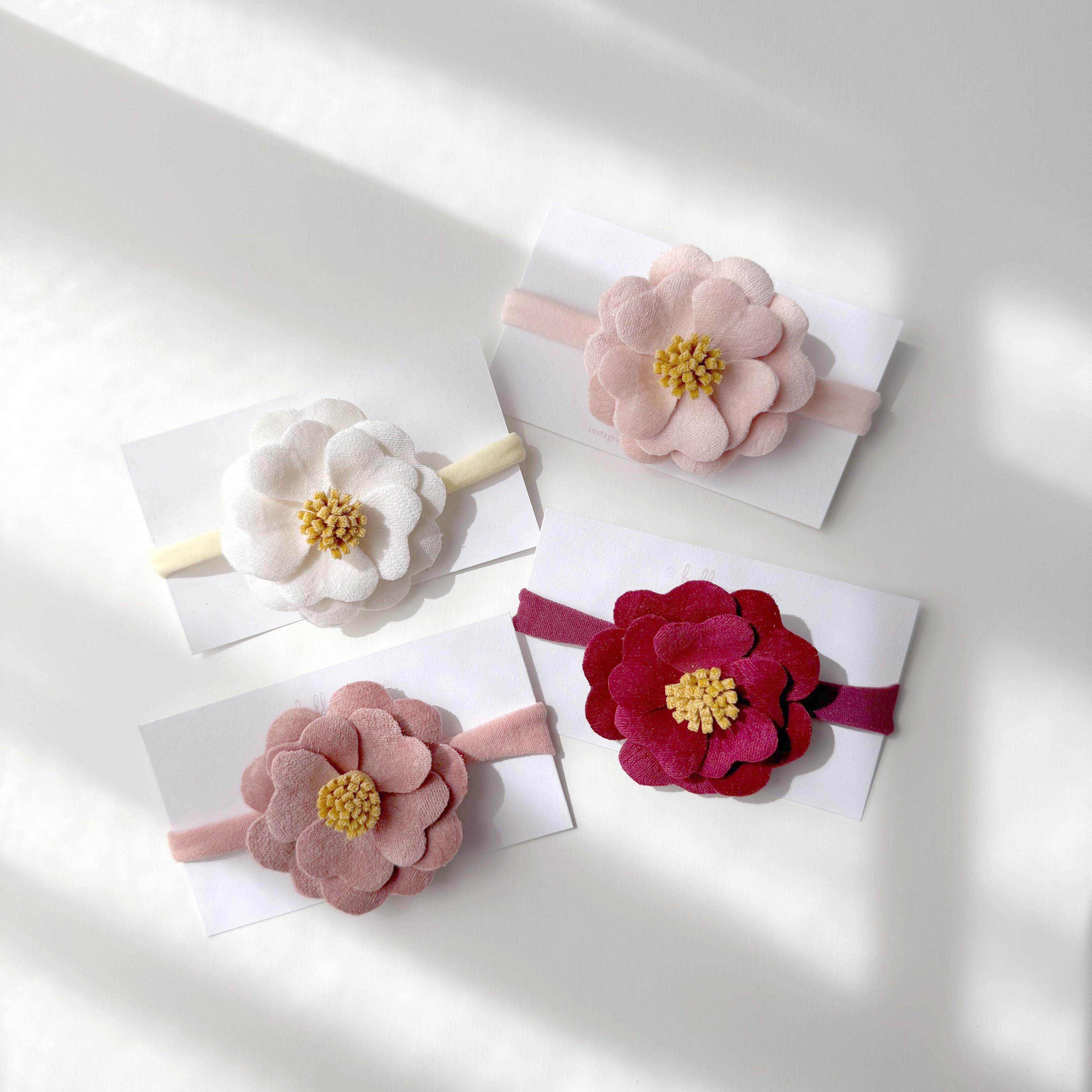 ベロア椿♥布花ベビーヘアバンド　出産祝い　お宮参り　結婚式　お呼ばれ　百日祝い　バースデーフォト　お食い初め　ナチュ1枚目の画像