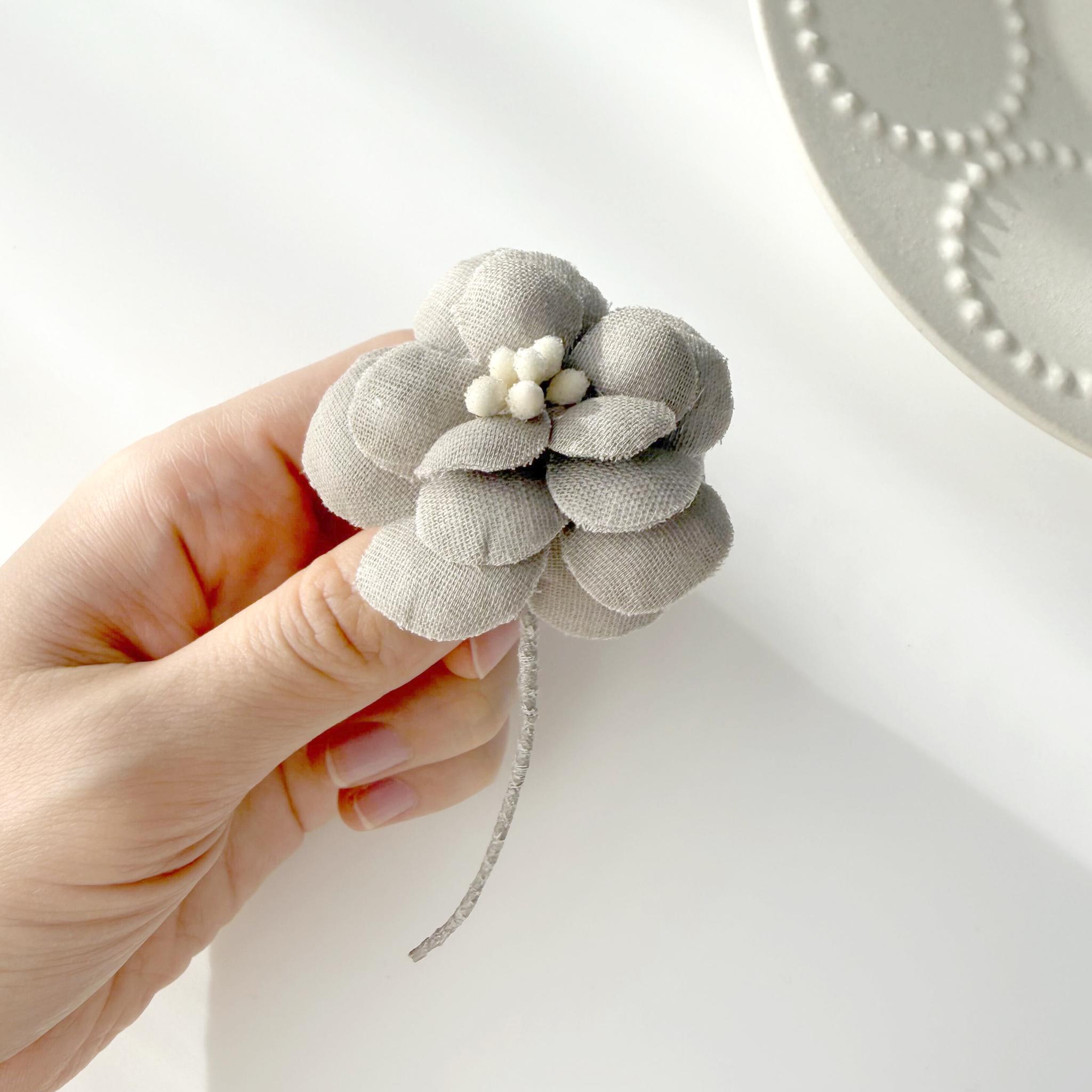 グレー平面カメリア| 布花ブローチ　小ぶりでシンプルなコサージュ　ナチュラル　フォーマル　卒業式　入学式　誕生1枚目の画像