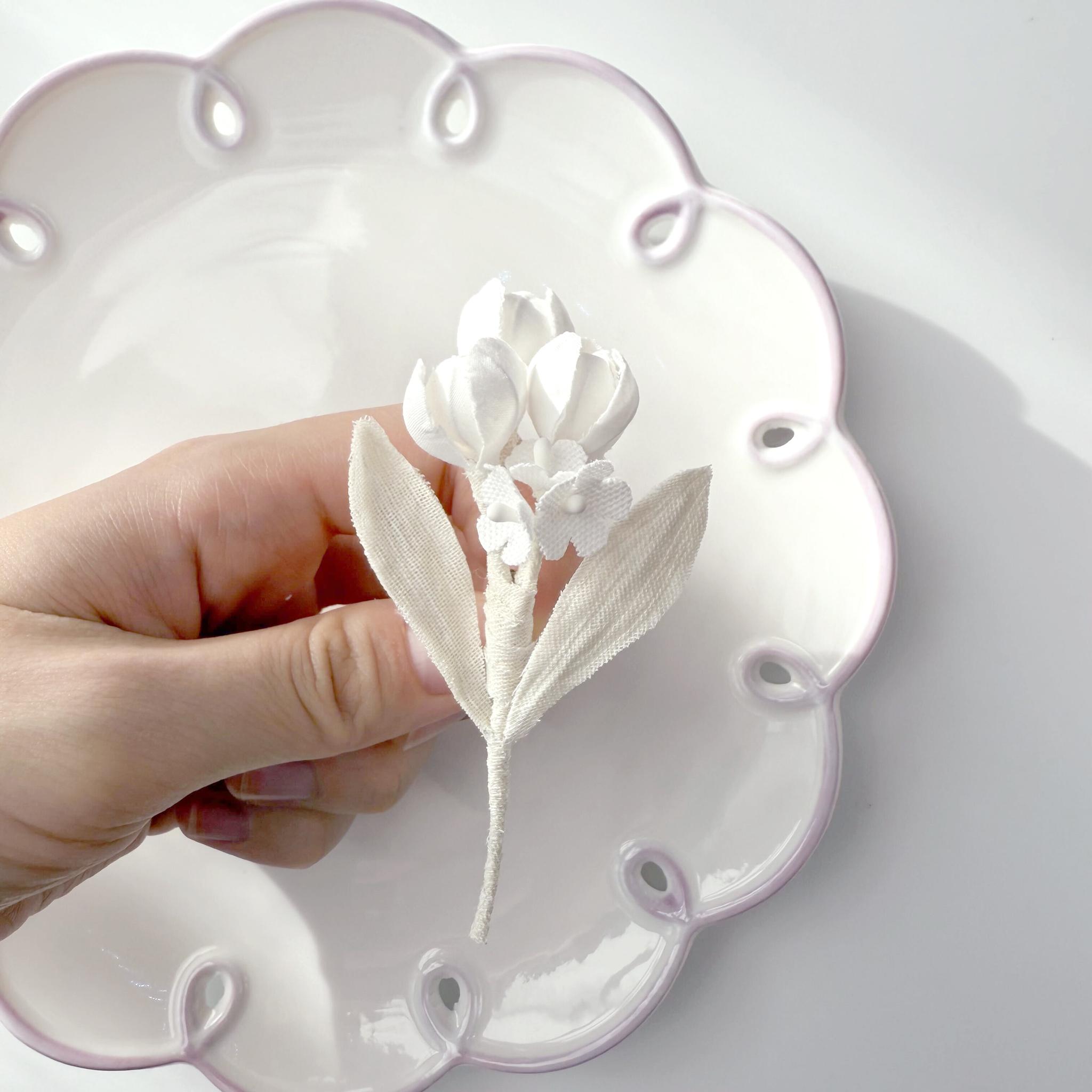 ホワイトチューリップの花束| 布花ブローチ　小ぶりでシンプルなコサージュ　ナチュラル　フォーマル　卒業式　入学式1枚目の画像