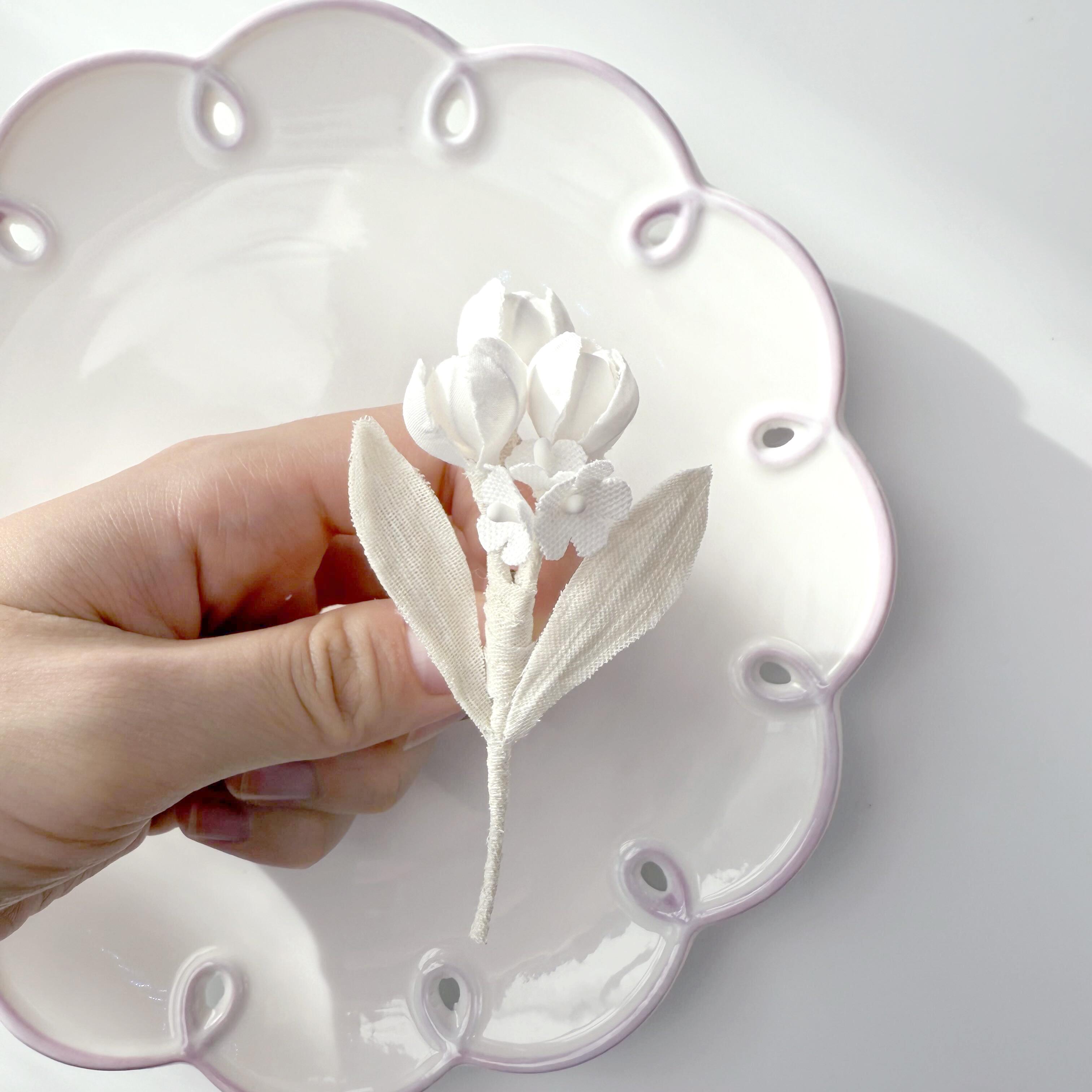 ホワイトチューリップの花束| 布花ブローチ　小ぶりでシンプルなコサージュ　ナチュラル　フォーマル　卒業式　入学式1枚目の画像