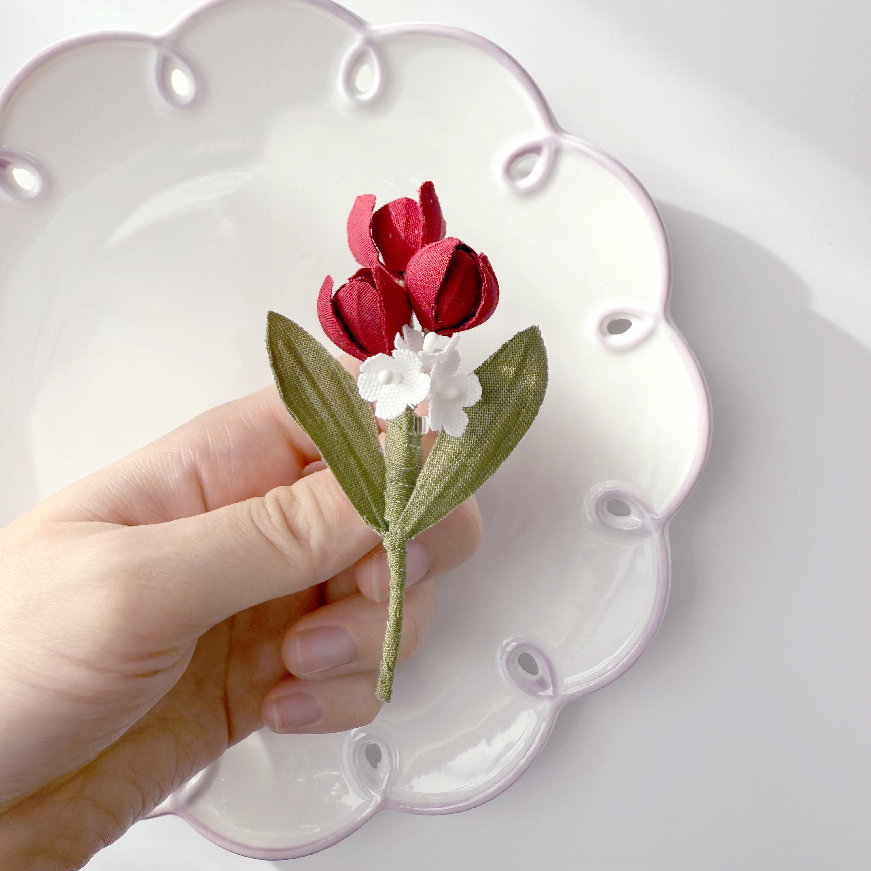 レッドチューリップの花束| 布花ブローチ　小ぶりでシンプルなコサージュ　ナチュラル　フォーマル　卒業式　入学式1枚目の画像